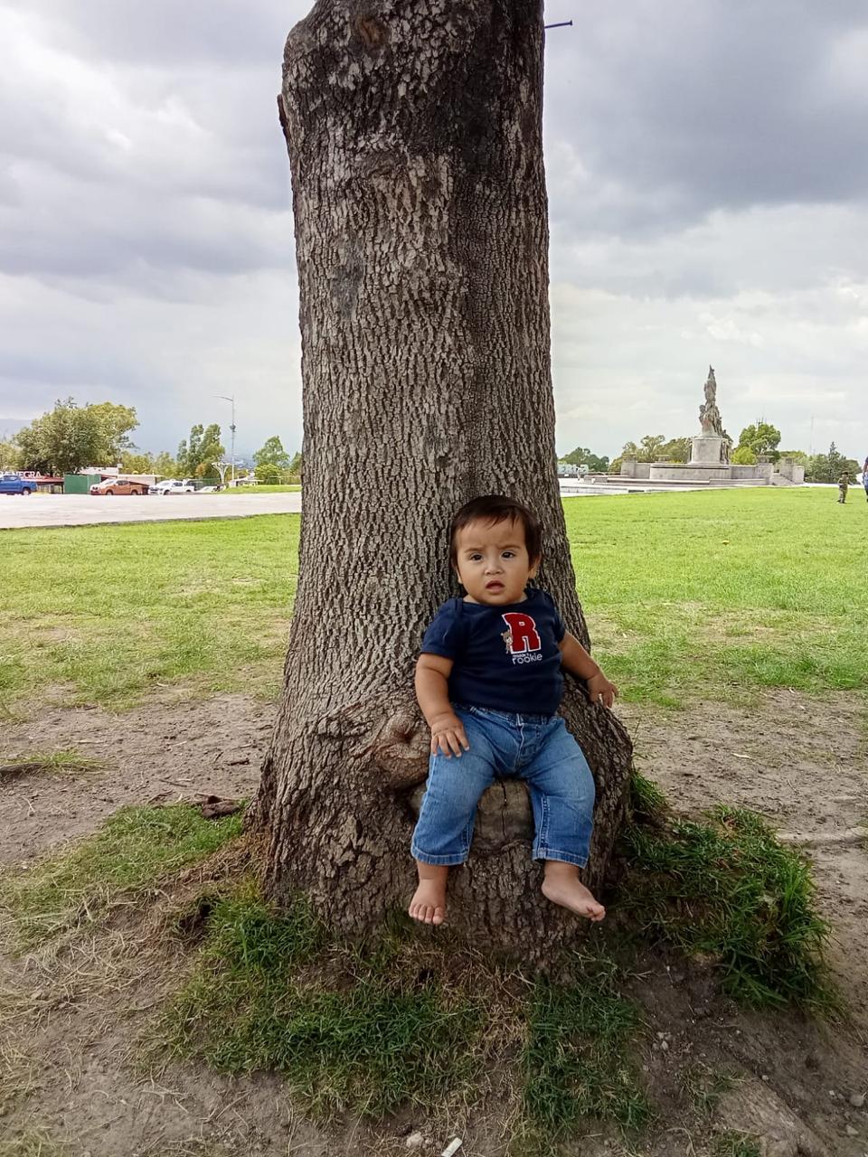 Rodrigo sentado junto a un árbol