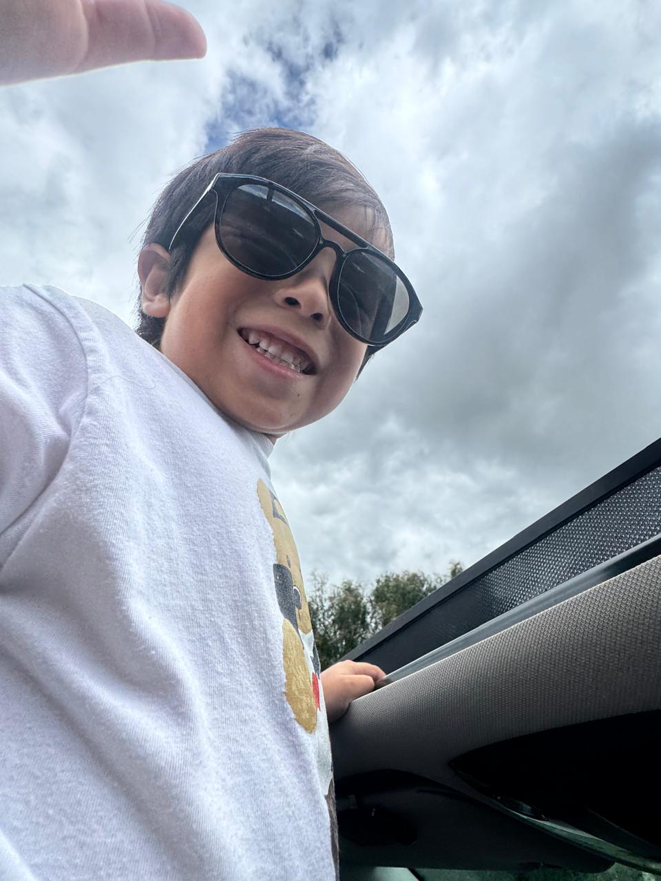 Sebastián sonriendo con lentes oscuros